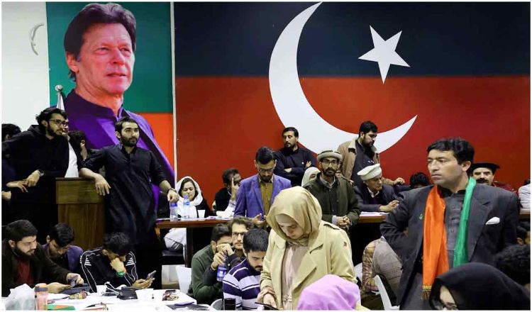 সরকার গঠনের পরিকল্পনা ইমরানের দলের